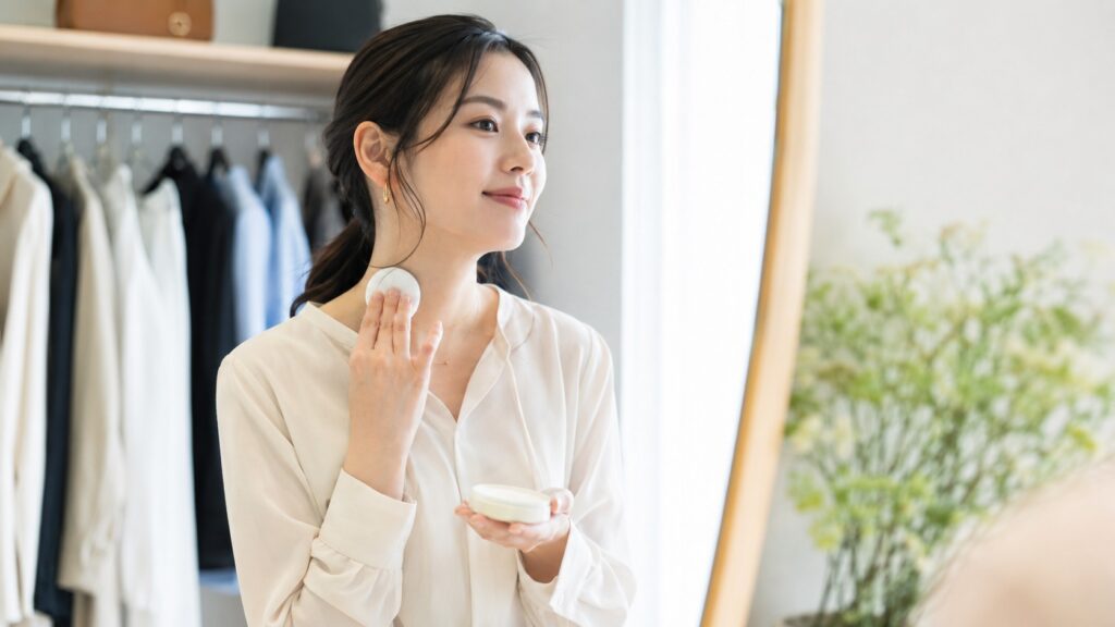 襟汚れを防ぐため首元にパウダーを使う女性