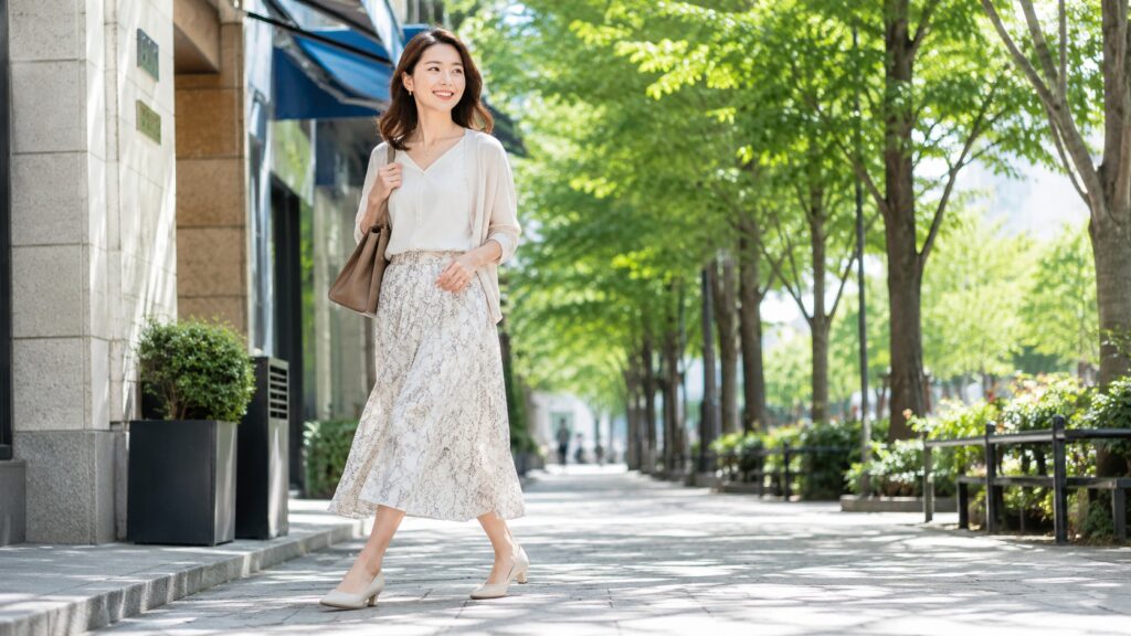 足に合った靴を履いて、緑の多い街並みを快適に歩く日本人女性