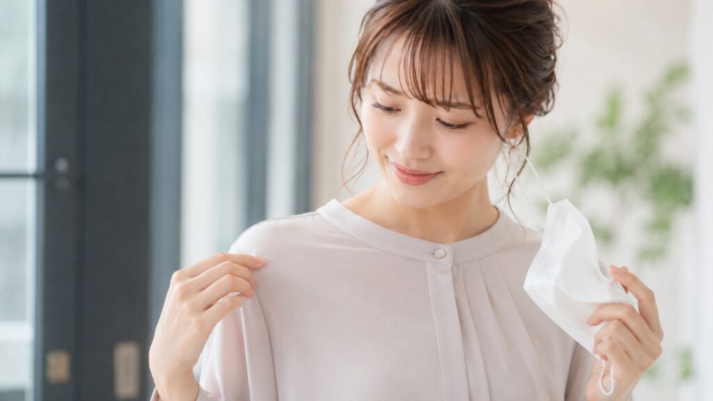 マスクのメイク汚れは「摩擦×油分×服素材」で決まる