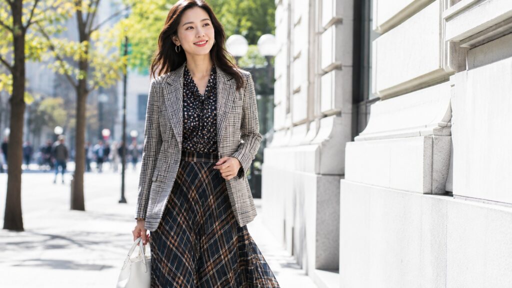 街中で柄×柄コーデをおしゃれに着こなして歩く日本人女性
