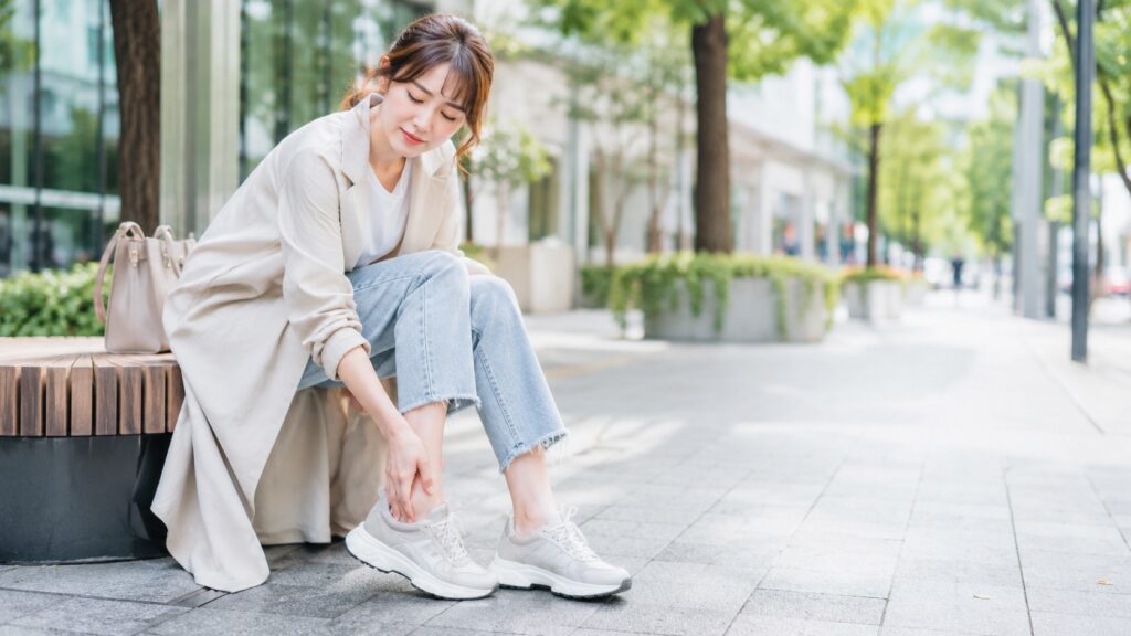 スニーカーが疲れる原因と理由